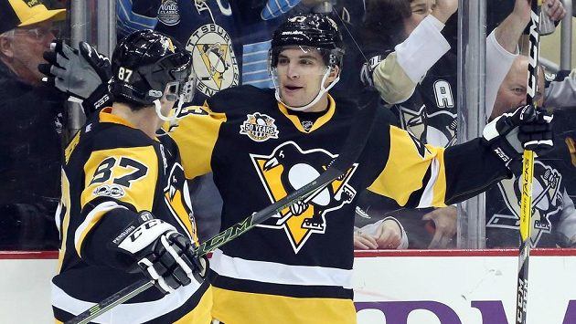 Kapitán Pittsburghu Sidney Crosby (vlevo) gratuluje Conorovi Shearymu ke gólu, který vstřelil v utkání s Washingtonem. Kapitán Pittsburghu Sidney Crosby (vlevo) gratuluje Conorovi Shearymu ke gólu, který vstřelil v utkání s Washingtonem.