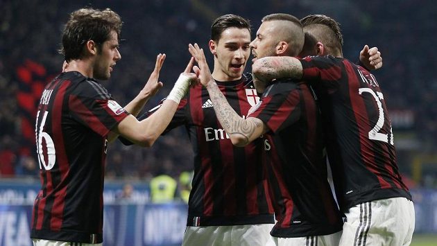 Jérémy Ménez (druhý zprava) slaví svou trefu proti Alessandrii, AC Milán si s přehledem došel pro postup do finále Italského poháru. Jérémy Ménez (druhý zprava) slaví svou trefu proti Alessandrii, AC Milán si s přehledem došel pro postup do finále Italského poháru.