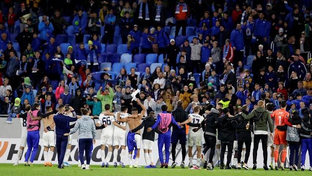 Fotbalisté Slovanu děkují fanouškům – dětem – po senzační výhře. Fotbalisté Slovanu děkují fanouškům – dětem – po senzační výhře.