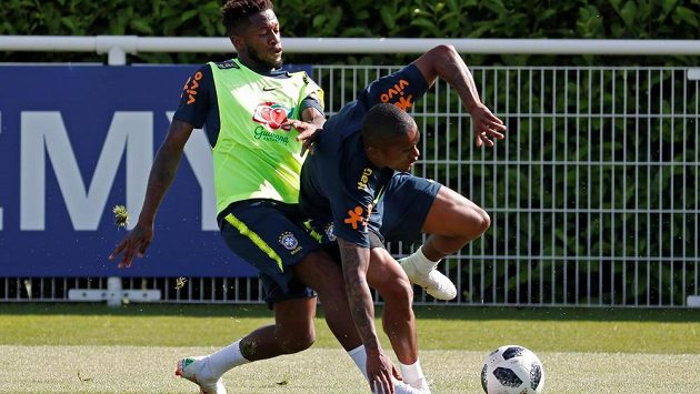 Fred a Douglas Costa na tréninku brazilské reprezentace. Fred a Douglas Costa na tréninku brazilské reprezentace.