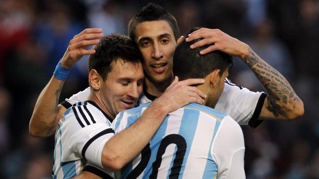 Fotbalisté Argentiny Lionel Messi (vlevo), Ángel Di María (uprostřed) a Sergio Agüero se radují z výhry v přípravě nad Slovinskem. Fotbalisté Argentiny Lionel Messi (vlevo), Ángel Di María (uprostřed) a Sergio Agüero se radují z výhry v přípravě nad Slovinskem.