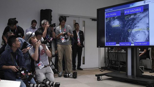 Satelitní snímek tajfunu Hagibis během tiskové konference na MS v ragby. Satelitní snímek tajfunu Hagibis během tiskové konference na MS v ragby.