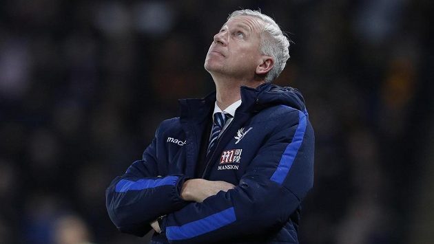 Trenér Alan Pardew skončil na lavičce Crystal Palace. Trenér Alan Pardew skončil na lavičce Crystal Palace.