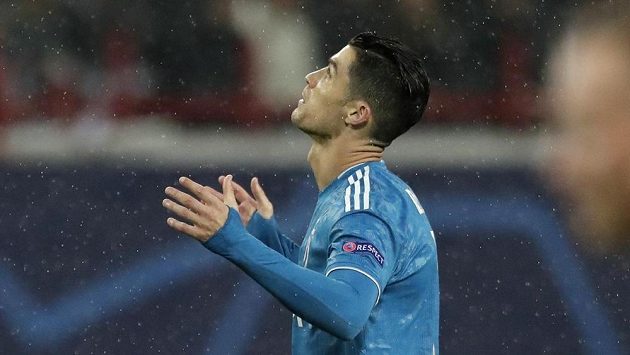 Útočník Juventusu Cristiano Ronaldo během utkání na hřišti Lokomotivu Moskva. Útočník Juventusu Cristiano Ronaldo během utkání na hřišti Lokomotivu Moskva.