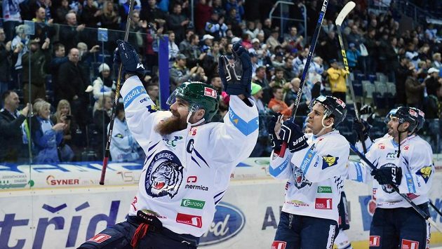 Liberečtí hokejisté slaví s fanoušky vítězství nad Zlínem a zároveň už jistý zisk Prezidentského poháru. Zleva obránce Jan Výtisk a Branko Radivojevič. Liberečtí hokejisté slaví s fanoušky vítězství nad Zlínem a zároveň už jistý zisk Prezidentského poháru. Zleva obránce Jan Výtisk a Branko Radivojevič.