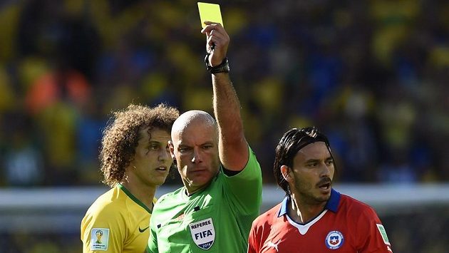 Chilan Mauricio Pinilla (v červeném) v zápase s Brazilci viděl žlutou kartu od sudího Howarda Webba, do konfliktu s Pinillou se o přestávce dostal tiskový mluvčí brazilské fotbalové reprezentace Rodrigo Paiva. Chilan Mauricio Pinilla (v červeném) v zápase s Brazilci viděl žlutou kartu od sudího Howarda Webba, do konfliktu s Pinillou se o přestávce dostal tiskový mluvčí brazilské fotbalové reprezentace Rodrigo Paiva.