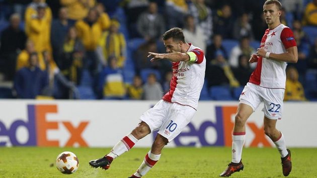 Záložník Slavie Praha Josef Hušbauer v nastavení první půle zápasu Evropské ligy proti Maccabi Tel Aviv napřáhl a míč skončil přesně v šibenici. Slavia vedla 1:0. Záložník Slavie Praha Josef Hušbauer v nastavení první půle zápasu Evropské ligy proti Maccabi Tel Aviv napřáhl a míč skončil přesně v šibenici. Slavia vedla 1:0.