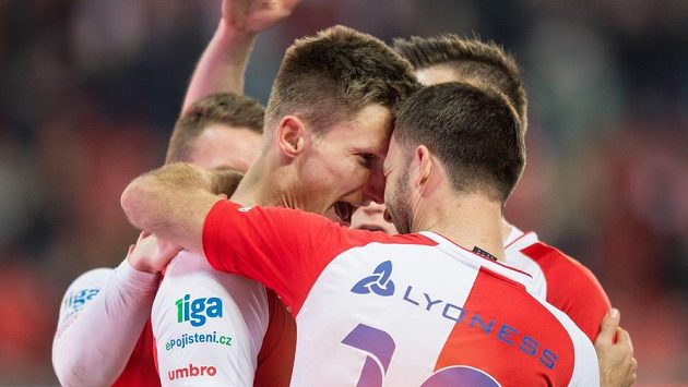 Milan Škoda a Josef Hušbauer oslavují gól na 2:0 proti Jihlavě. Milan Škoda a Josef Hušbauer oslavují gól na 2:0 proti Jihlavě.