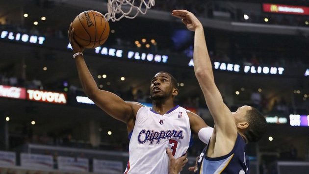 Chris Paul z Los Angeles Clippers střílí na koš v utkání proti Memphisu, brání ho Tayshaun Prince. Chris Paul z Los Angeles Clippers střílí na koš v utkání proti Memphisu, brání ho Tayshaun Prince.