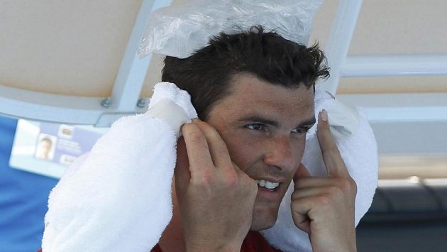 Frank Dancevic si chladí hlavu během utkání prvního kola Australian Open. Frank Dancevic si chladí hlavu během utkání prvního kola Australian Open.
