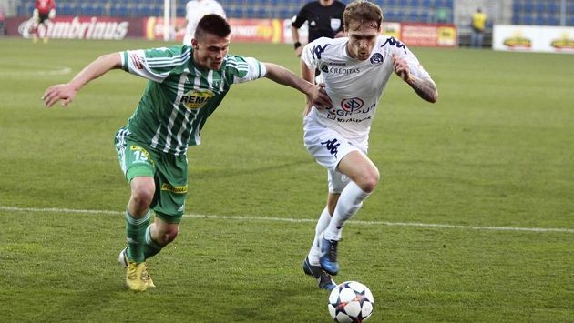 Daniel Krch (vlevo) z Bohemians Praha 1905 v souboji s útočníkem Slovácka Milanem Kerbrem. Daniel Krch (vlevo) z Bohemians Praha 1905 v souboji s útočníkem Slovácka Milanem Kerbrem.