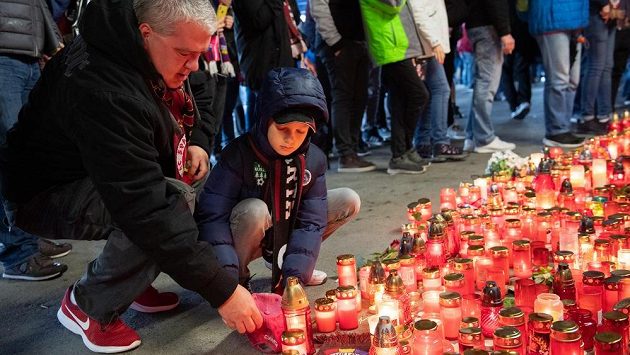 Fanoušci Sparty Praha zapalují svíčky na pietním místě za zesnulého Josefa Šurala. Fanoušci Sparty Praha zapalují svíčky na pietním místě za zesnulého Josefa Šurala.