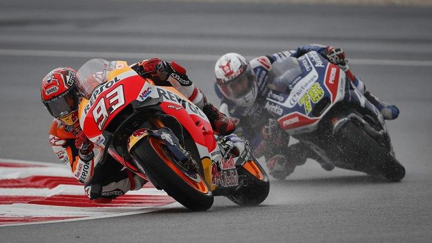 Španěl Marc Márquez (vlevo) a Loris Baz z Francie na trati v Sepangu - ilustrační foto. Španěl Marc Márquez (vlevo) a Loris Baz z Francie na trati v Sepangu - ilustrační foto.