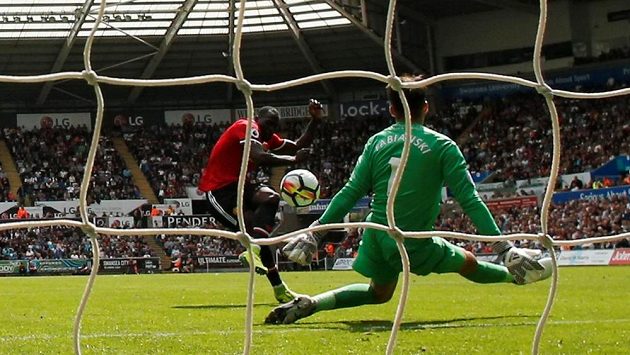 Romelu Lukaku z Manchesteru United překonává gólmana Swansea Lukazse Fabianského. Romelu Lukaku z Manchesteru United překonává gólmana Swansea Lukazse Fabianského.
