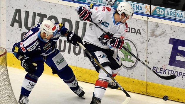 Chomutovský útočník David Kämpf (vpravo) a obránce Komety Petr Kuboš. Chomutovský útočník David Kämpf (vpravo) a obránce Komety Petr Kuboš.