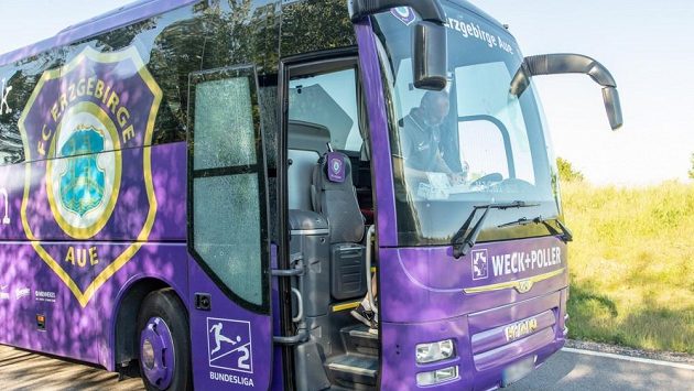 Autobus s fotbalisty Aue měl na cestě k pátečnímu zápasu druhé německé ligy v Norimberku nehodu Autobus s fotbalisty Aue měl na cestě k pátečnímu zápasu druhé německé ligy v Norimberku nehodu