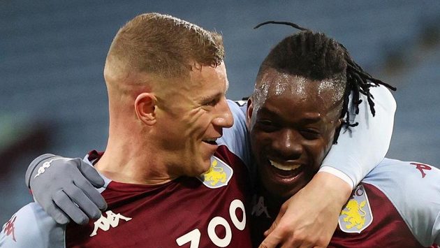 Bertrand Traoré (vpravo) a Ross Barkley z Aston Villy se radují z gólu proti Newcastlu. Bertrand Traoré (vpravo) a Ross Barkley z Aston Villy se radují z gólu proti Newcastlu.