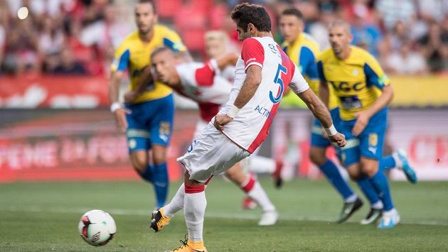 Halil Altintop ze Slavie proměňuje nařízenou penaltu. Halil Altintop ze Slavie proměňuje nařízenou penaltu.