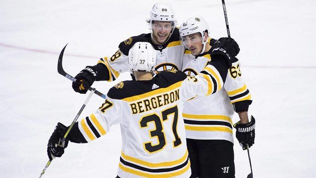 David Pastrňák se svými parťáky z útoku Patricem Bergeronem (37) a Bradem Marchandem (63). David Pastrňák se svými parťáky z útoku Patricem Bergeronem (37) a Bradem Marchandem (63).