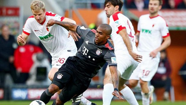 Bayern Mnichov bez problémů porazil v 9. kole Bundesligy Augsburg 3:1. Bayern Mnichov bez problémů porazil v 9. kole Bundesligy Augsburg 3:1.