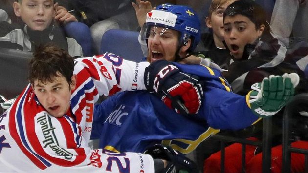 Švédský útočník Linus Omark v souboji s českým obráncem Tomášem Dvořákem. Švédský útočník Linus Omark v souboji s českým obráncem Tomášem Dvořákem.
