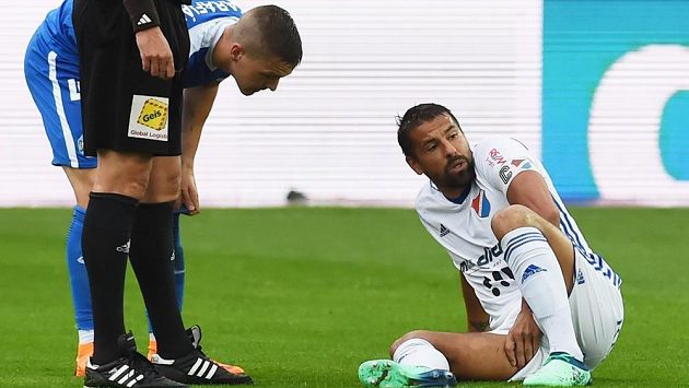 Zraněný kapitán Baníku Ostrava Milan Baroš důležitý zápas s Libercem nedohrál. Zraněný kapitán Baníku Ostrava Milan Baroš důležitý zápas s Libercem nedohrál.