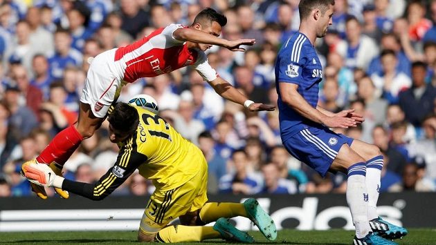Nepříjemná srážka - brankář Chelsea Thibaut Courtois (ve žlutém) dostal od útočníka Arsenalu Alexise Sáncheze ránu do hlavy. Nepříjemná srážka - brankář Chelsea Thibaut Courtois (ve žlutém) dostal od útočníka Arsenalu Alexise Sáncheze ránu do hlavy.