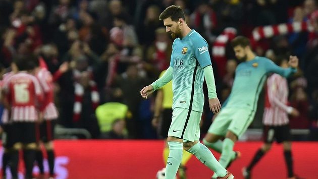 Zklamaná hvězda Barcelony Lionel Messi po pohárové porážce s Bilbaem. Zklamaná hvězda Barcelony Lionel Messi po pohárové porážce s Bilbaem.