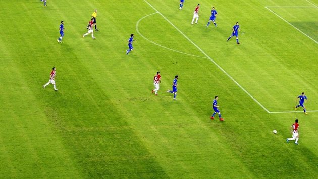 Nepatrně zamaskovaný hákový kříž na trávníku ve Splitu, kvůli tomuto prohřešku UEFA odečetla Chorvatům jeden bod z kvalifikace ME 2016. Nepatrně zamaskovaný hákový kříž na trávníku ve Splitu, kvůli tomuto prohřešku UEFA odečetla Chorvatům jeden bod z kvalifikace ME 2016.