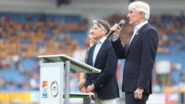 Předseda Českého atletického svazu Libor Varhaník hovoří při slavnostním zahájení po boku šéfa světové atletiky Sebastiana Coea. Předseda Českého atletického svazu Libor Varhaník hovoří při slavnostním zahájení po boku šéfa světové atletiky Sebastiana Coea.