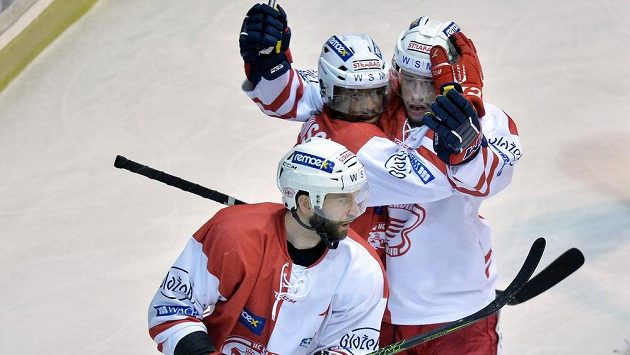 Slávistický hokejista János Vas (vlevo) si zahraje na světovém šampionátu v Rusku. Slávistický hokejista János Vas (vlevo) si zahraje na světovém šampionátu v Rusku.