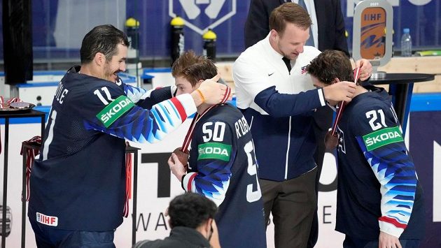 Hokejisté USA přebírají bronzové medaile od svého zraněného kapitána Justina Abdelkadera (vpravo) a jeho nástupce Briana Boylea Hokejisté USA přebírají bronzové medaile od svého zraněného kapitána Justina Abdelkadera (vpravo) a jeho nástupce Briana Boylea