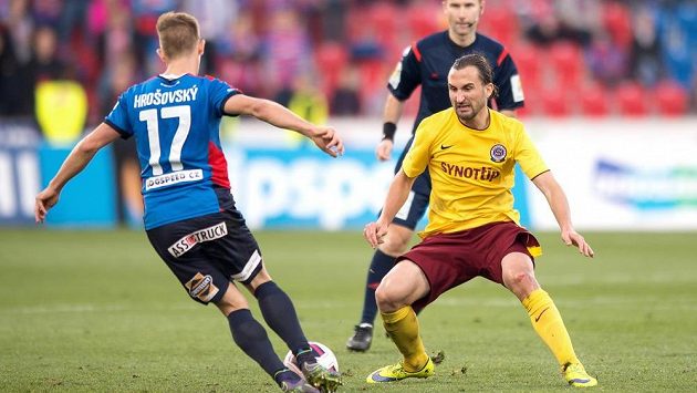 Záložník Sparty Praha Petr Jiráček (vpravo) během utkání v Plzni. Záložník Sparty Praha Petr Jiráček (vpravo) během utkání v Plzni.