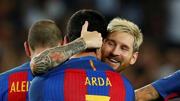 Arda Turan (vlevo) přijímá gratulaci od největší hvězdy Barcelony Lionela Messiho. Arda Turan (vlevo) přijímá gratulaci od největší hvězdy Barcelony Lionela Messiho.