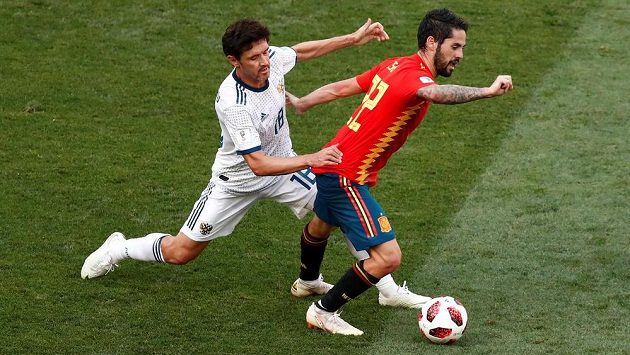 Rus Jurij Žirkov (vlevo) a Španěl Isco. Rus Jurij Žirkov (vlevo) a Španěl Isco.