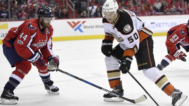 Hokejový útočník Antoine Vermette (50) z Anaheimu si teď nejspíš na nějaký čas od NHL odpočine. Seknul totiž rozhodčího a dostane trest. Pro začátek má zastavenou činnost na deset zápasů Hokejový útočník Antoine Vermette (50) z Anaheimu si teď nejspíš na nějaký čas od NHL odpočine. Seknul totiž rozhodčího a dostane trest. Pro začátek má zastavenou činnost na deset zápasů