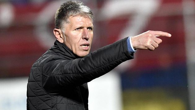 Trenér fotbalové Slavie Jaroslav Šilhavý udílí pokyny. Trenér fotbalové Slavie Jaroslav Šilhavý udílí pokyny.