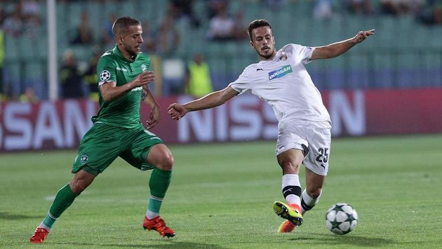 Jakub Hromada (vpravo) z Plzně v prvním utkání 4. předkola Ligy mistrů proti Razgradu. Jakub Hromada (vpravo) z Plzně v prvním utkání 4. předkola Ligy mistrů proti Razgradu.