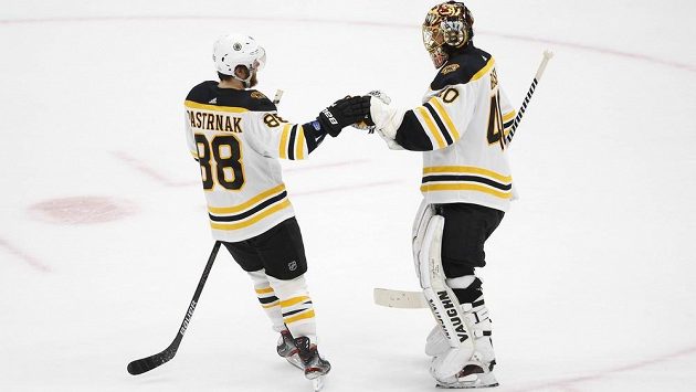 Hokejista Bostonu David Pastrňák (vlevo) s brankářem Tuukkou Raskem po šestém finále nhl. Hokejista Bostonu David Pastrňák (vlevo) s brankářem Tuukkou Raskem po šestém finále nhl.