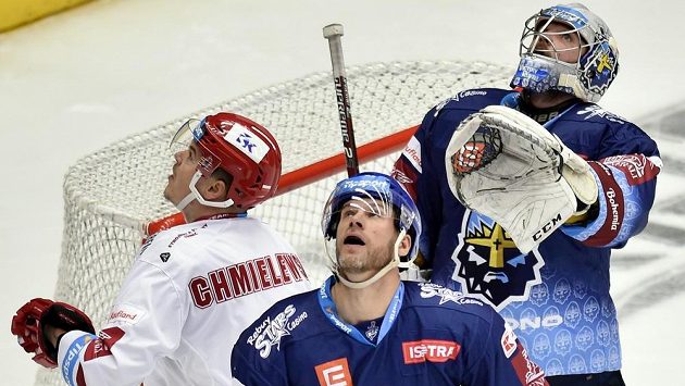 Aron Chmielewski z Třince a André Lakos a brankář Denis Godla z Kladna. Aron Chmielewski z Třince a André Lakos a brankář Denis Godla z Kladna.