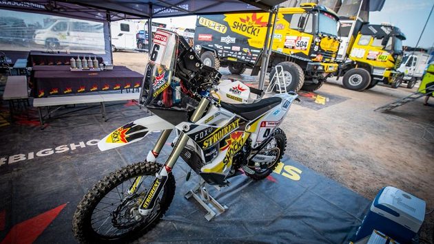 Start Dakaru se přiblížil. V popředí motorka Maruška, v pozadí kamion Franta... Start Dakaru se přiblížil. V popředí motorka Maruška, v pozadí kamion Franta...