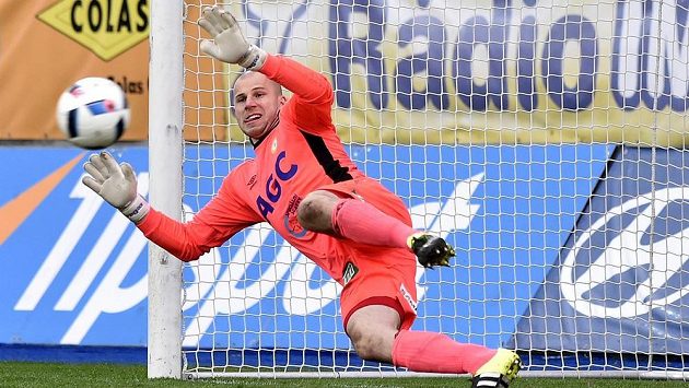 Brankář Teplic Martin Chudý dostává z penalty druhý gól od Lukáše Vaculíka z Jihlavy. Brankář Teplic Martin Chudý dostává z penalty druhý gól od Lukáše Vaculíka z Jihlavy.