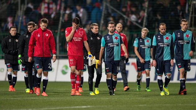 Zklamaní fotbalisté Slavie Praha (Milan Škoda, Jiří Pavlenka, Josef Hušbauer, Tomáš Jablonský a Tomáš Souček) po utkání v Mladé Boleslavi. Zklamaní fotbalisté Slavie Praha (Milan Škoda, Jiří Pavlenka, Josef Hušbauer, Tomáš Jablonský a Tomáš Souček) po utkání v Mladé Boleslavi.