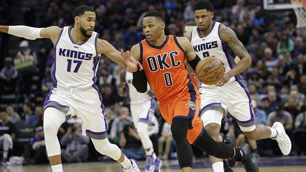 Rozehrávač Oklahomy Russell Westbrook mezi hráči Sacramenta. Rozehrávač Oklahomy Russell Westbrook mezi hráči Sacramenta.