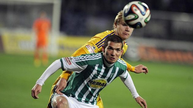 David Bartek z Bohemians a (v pozadí) Jan Mikula z Jihlavy. David Bartek z Bohemians a (v pozadí) Jan Mikula z Jihlavy.