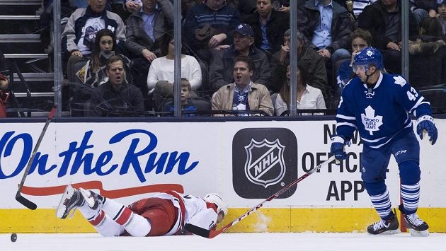 Nazem Kadri (43) z Toronta a Andrej Nestrašil z Caroliny. Nazem Kadri (43) z Toronta a Andrej Nestrašil z Caroliny.