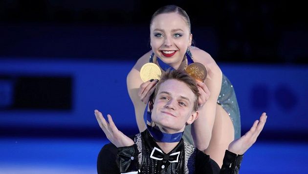 Alexandra Bojkovová a Dmitrij Kozlovskij s medailemi. Alexandra Bojkovová a Dmitrij Kozlovskij s medailemi.