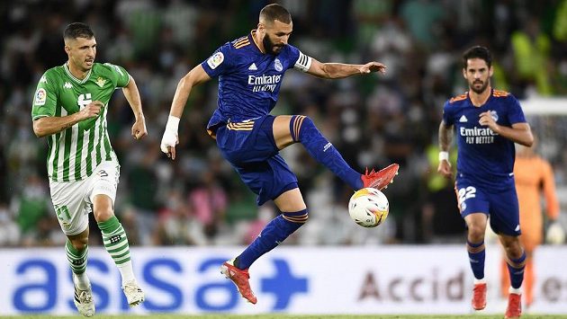 Karim Benzema z Realu Madrid v utkání s Betisem. Karim Benzema z Realu Madrid v utkání s Betisem.