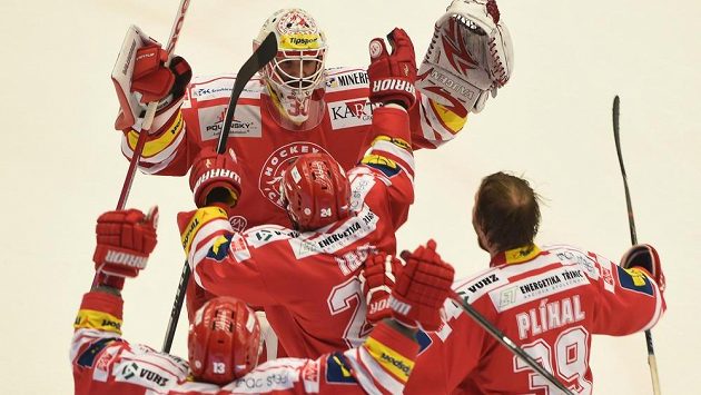 Radost třineckých hokejistů po vítězství v pátém finálovém duelu s Litvínovem. Radost třineckých hokejistů po vítězství v pátém finálovém duelu s Litvínovem.