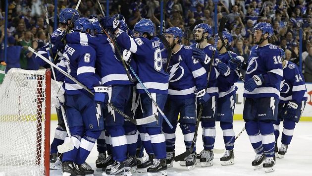 Hokejisté Tampy Bay Lightning se radují z postupu do semifinále Stanley Cupu. Hokejisté Tampy Bay Lightning se radují z postupu do semifinále Stanley Cupu.